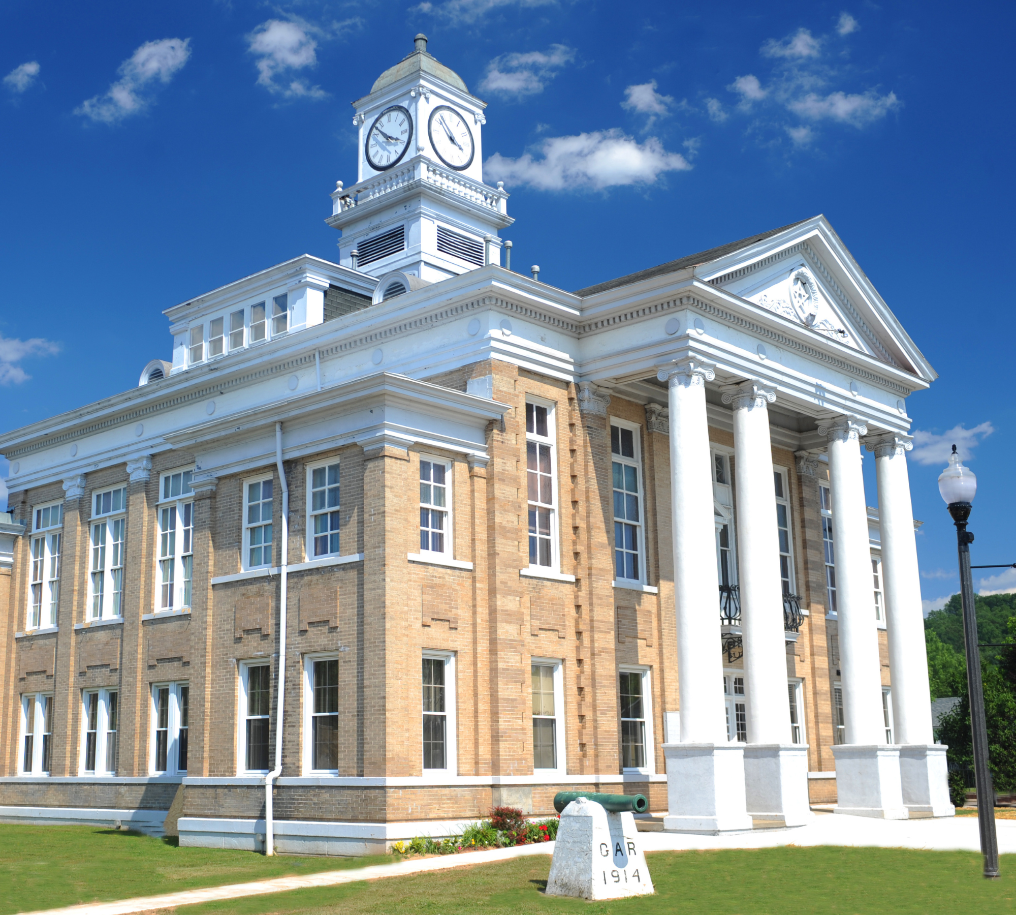 Wirt  County Courthouse Exterior